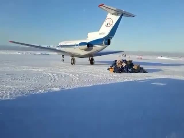 Самолет сдул посылки Почты России в аэропорту камчатского села Усть-Хайрюзово