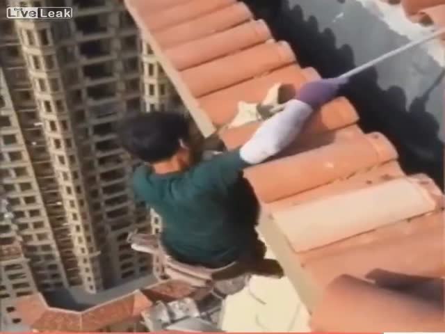 Китайский строитель не думает о технике безопасности на большой высоте