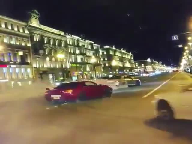 Ночной дрифт на Невском проспекте в Санкт-Петербурге