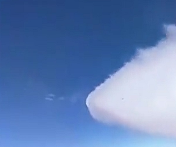 Истребитель Су-35 совершает эффектный обгон Су-30СМ в небе над Сирией