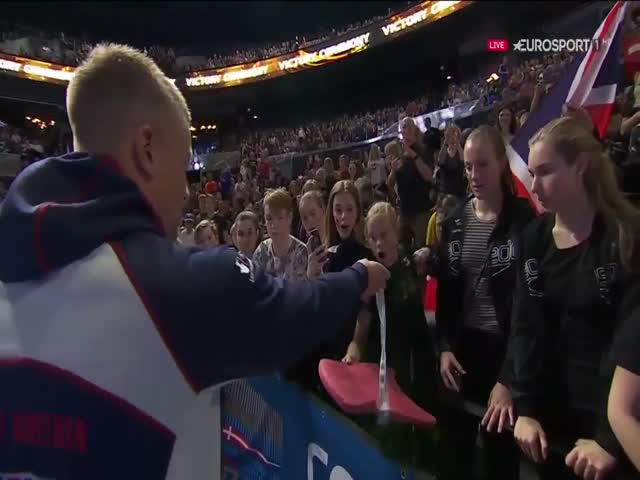 Британский пловец Адам Пити подарил свою золотую медаль девочке с трибун