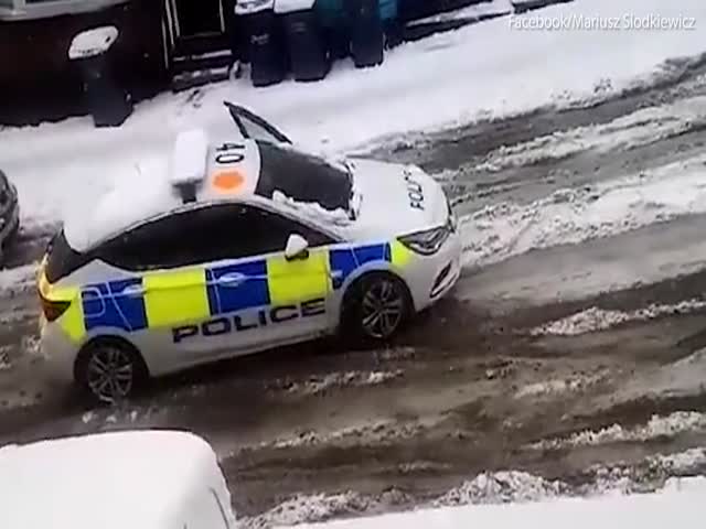 Британские полицейские заставили задержанного помочь вытолкнуть машину