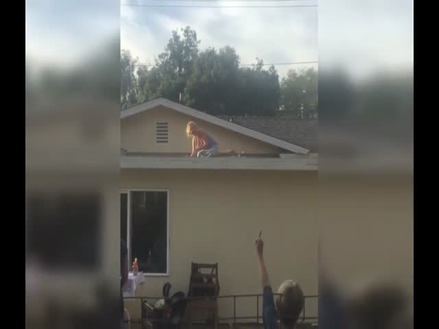 Пьяная женщина залезла на крышу дома со скейтбордом
