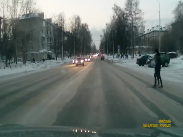 Безумный обгон в исполнении водителя автобуса в Северске