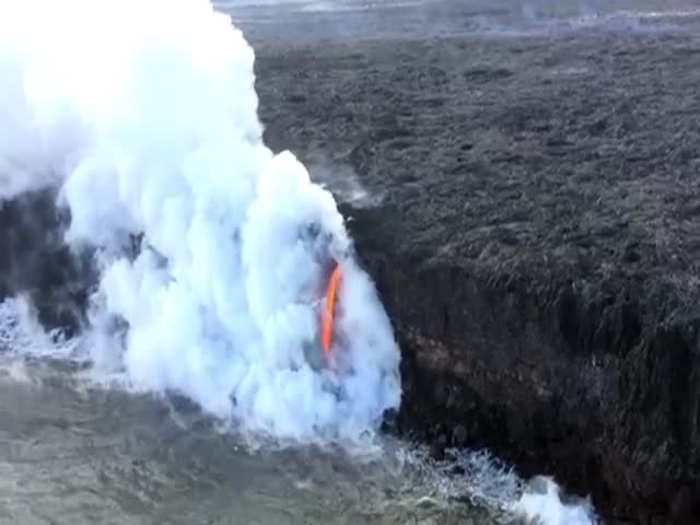 На Гавайских островах лава с вулкана Килауэа стекает в Тихий океан