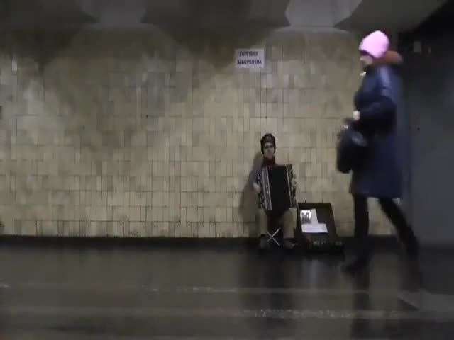 Музыкант, напоминающий Тирина из Игры престолов, в метро Киева