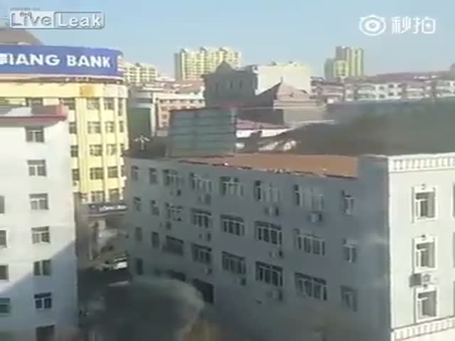 Сильный ветер сорвал крышу дома в Китае