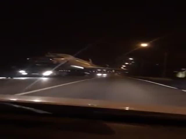 Буксировка самолета по автомобильной дороге в Караганде