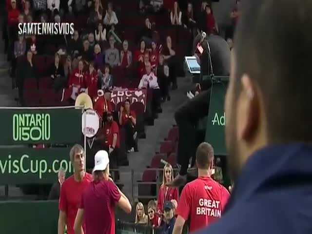Канадский теннисист Денис Шаповалов попал мячом в голову судьи