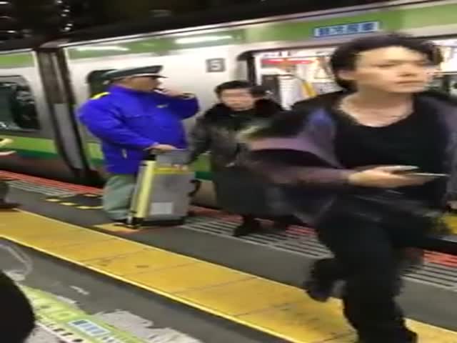 Сотрудник метро в Китае помогает инвалиду