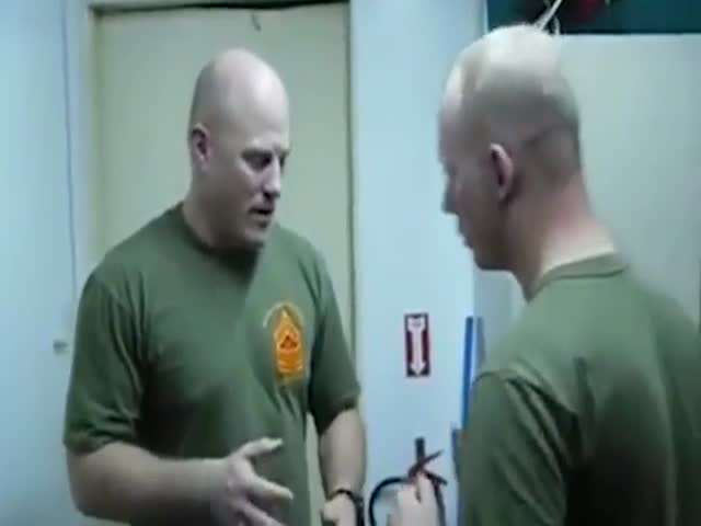 Военнослужащий показал, как вырубить противника ударом по шее