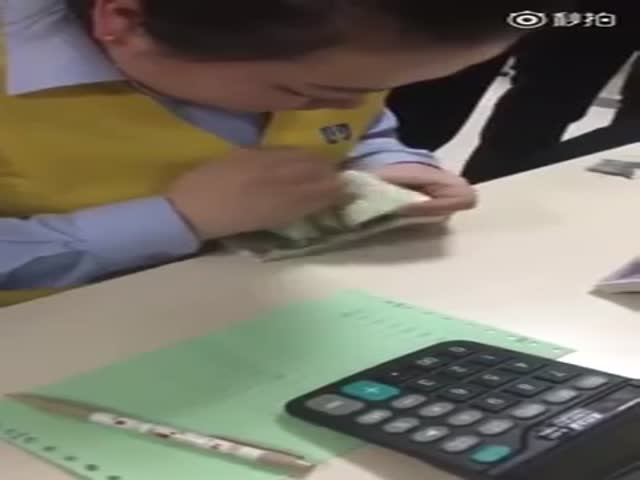 Китайская девушка-кассир пересчитала сумму из 555 купюр за 77 секунд