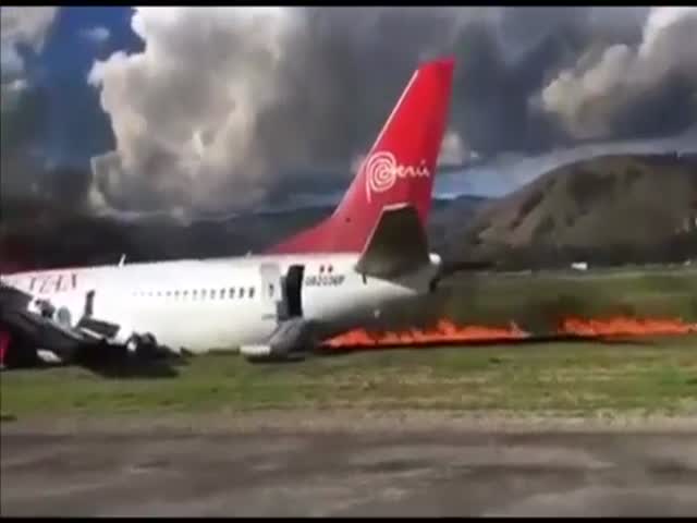 В Перу самолет Boeing 737 загорелся при заходе на посадку. Все живы
