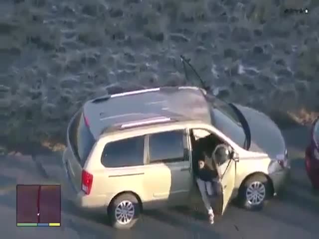 Преступник убегает от полиции в стиле GTA