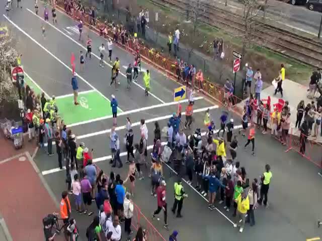 Как переводят пешеходов через дорогу во время марафона в Бостоне