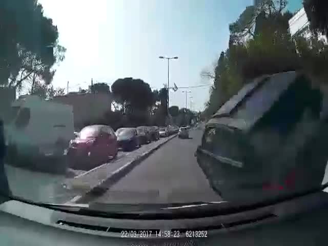 В Израиле любитель подрезать машины попал в зрелищную аварию