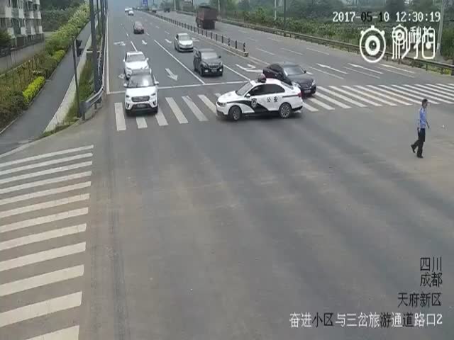 Полицейский остановил движение и перевел бабушку через дорогу