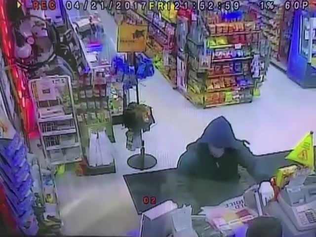 Сотрудники магазина обезвредили грабителя