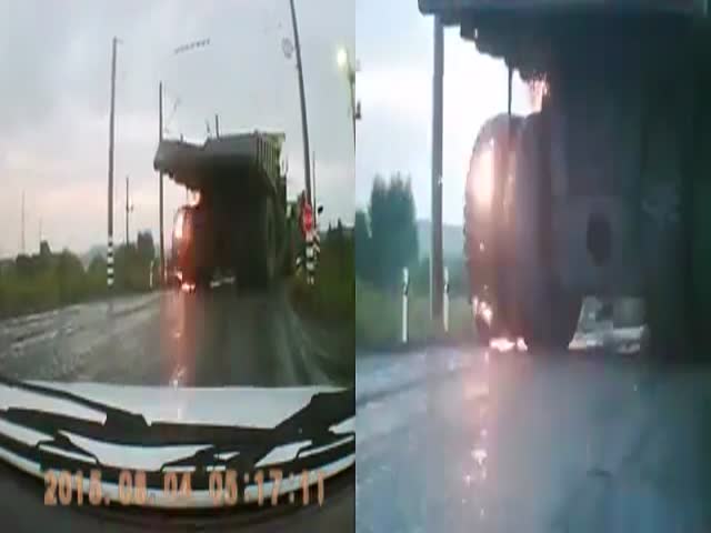 Взрыв колеса у БелАЗа, задевшего линию электропередач
