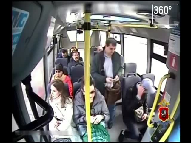 Вор уронил деньги и под шумок украл у девушки кошелек в московском автобусе