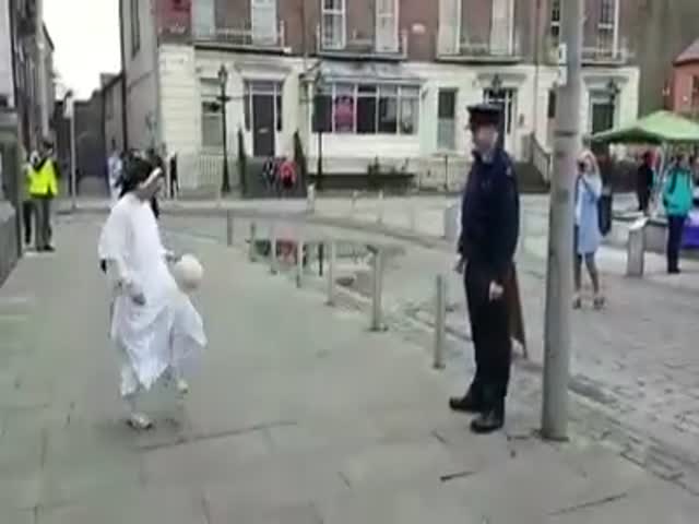 Полицейский и монахиня вместе чеканят мяч и Ирландии