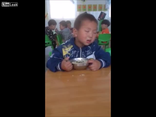 Китайский малыш упорно борется со сном