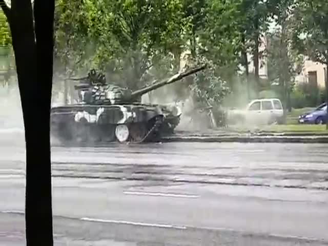 Танк снес столб в центре Минска