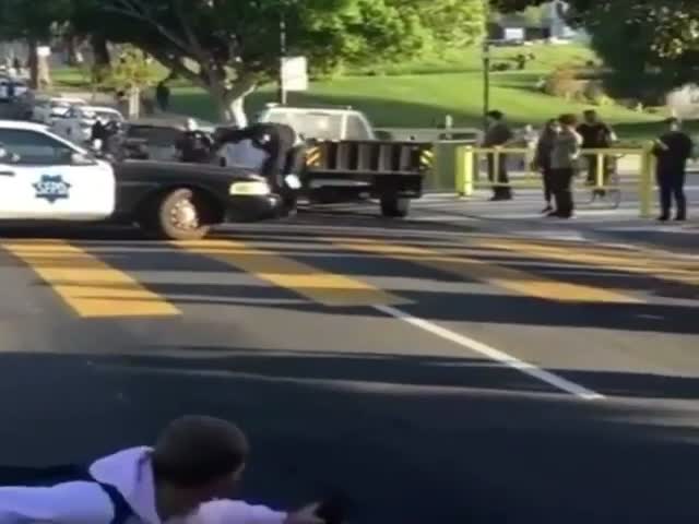 Полицейский жестко остановил скейтбордиста