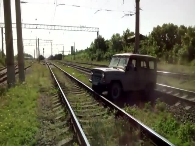 Поезд снес УАЗик, застрявший на железнодорожных путях