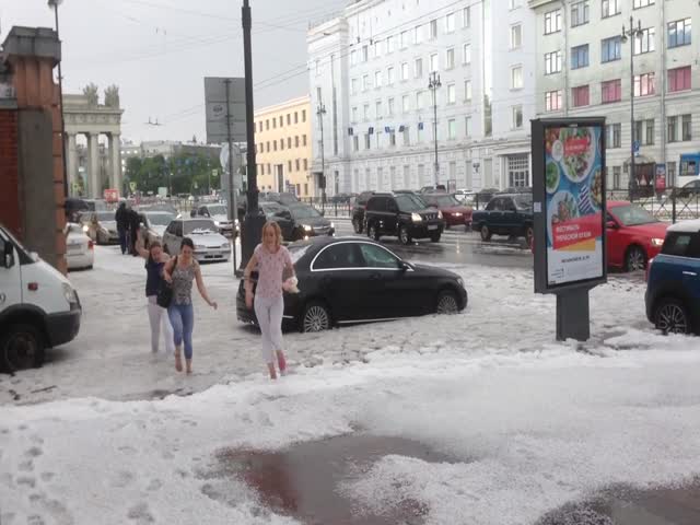 Санкт-Петербург засыпало градом в минувшую субботу