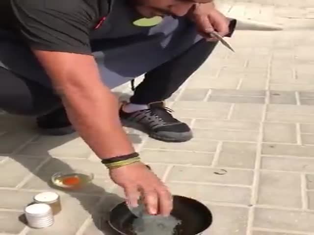 Жарка яйца на улице в Дубае
