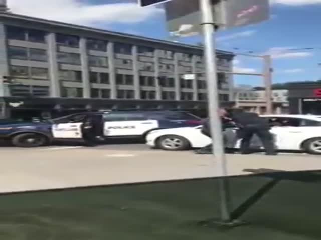 Женщина попыталась уехать от полиции во время задержания