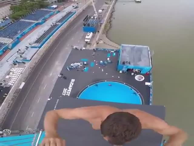 Эффектный прыжок в бассейн с огромной высоты