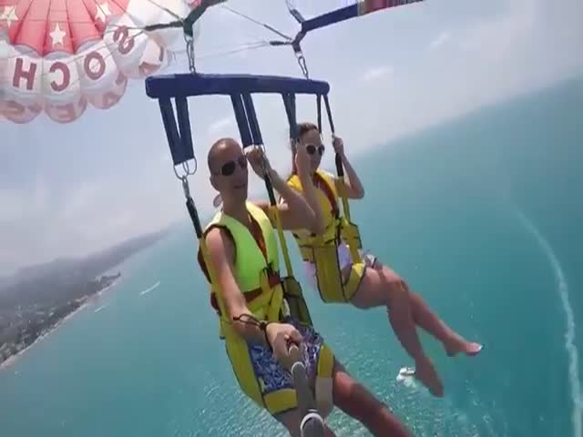 Обрыв троса во время катания на парашюте за катером в Сочи