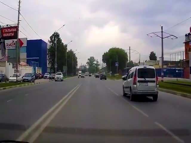 В Ульяновске лихой мотоциклист сбил девушку на пешеходном переходе