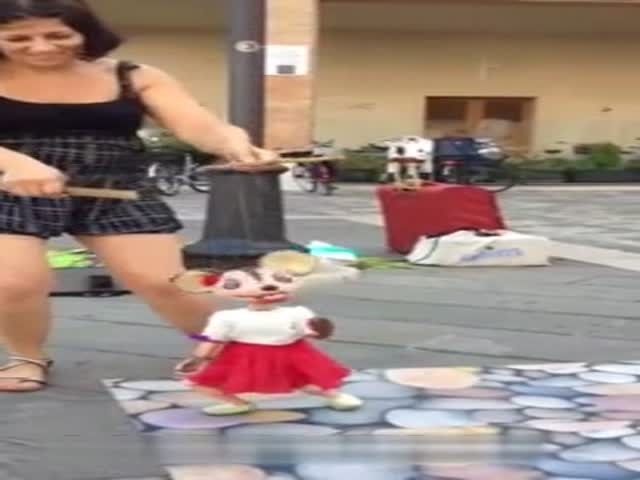 Классный танец куклы под песню Despacito