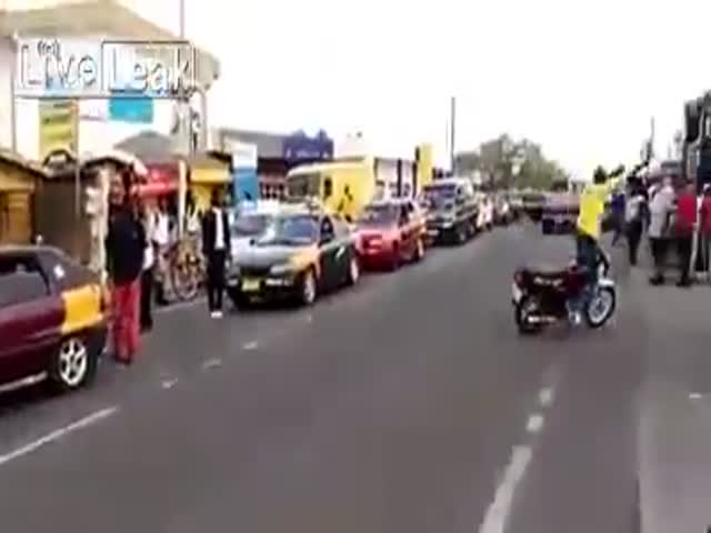 Безумные трюки на мотоцикле посреди оживленной дороги