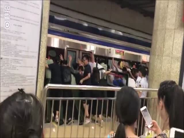 Пассажиры пекинского метро раскачивают вагон для спасения застрявшего мужчины