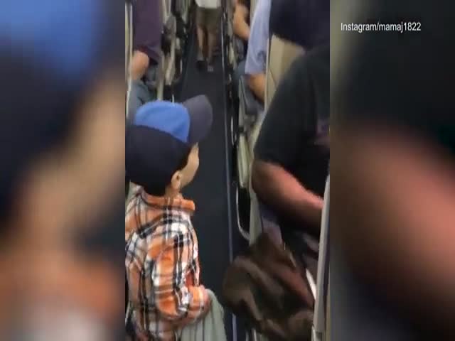 2-летний паренек приветствует пассажиров самолета