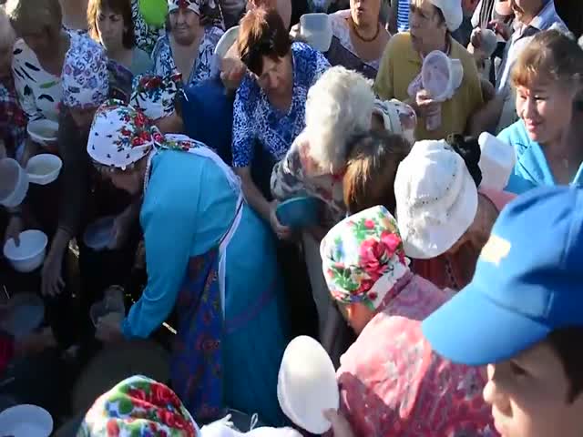 Давка во время раздачи бесплатной каши в Ижевске