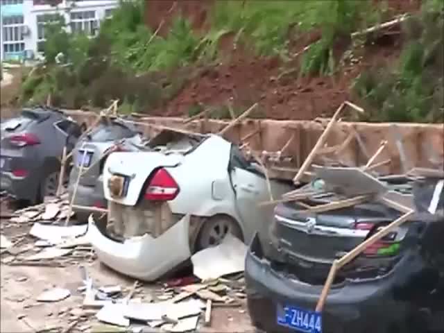 Падение стены на припаркованные автомобили в Китае