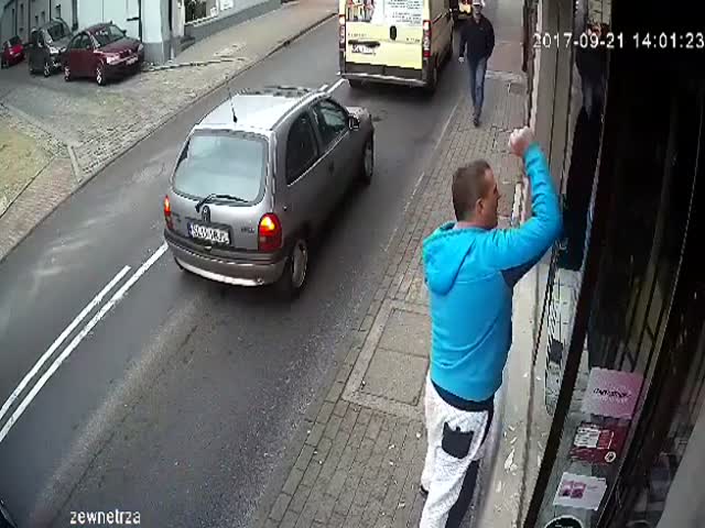 Агрессивный мужчина разбил витрину магазина и сразу же был наказан
