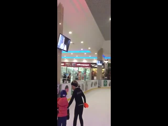 Видео для взрослых на катке в торговом центре Рио в Санкт-Петербурге