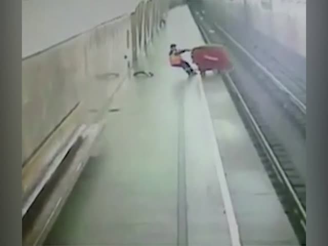 Побег уборочной машины в московском метро