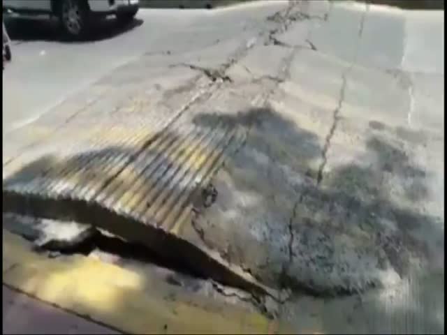 Асфальт во время землетрясения в Мексике