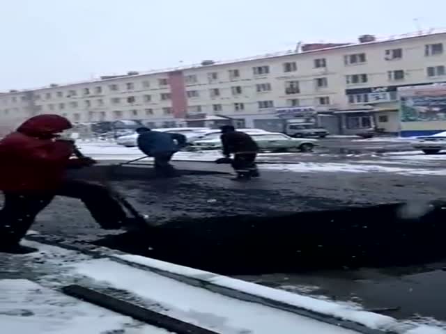 В Якутии сразу после первого снега стали укладывать асфальт