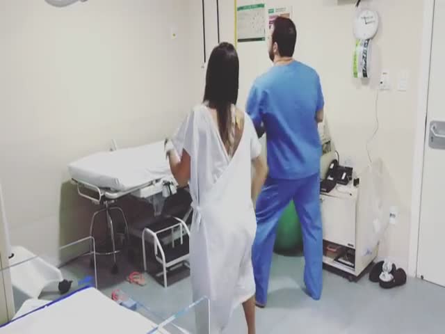 Бразильский акушер танцует с пациентками перед родами для облегчения боли