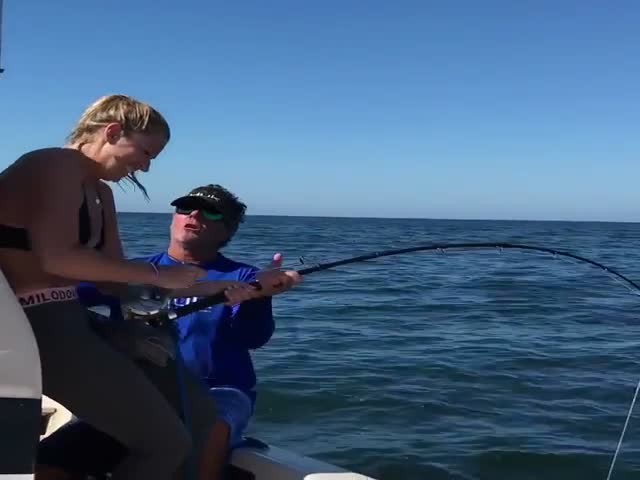 Девушка поймала огромную рыбу во время морской рыбалки