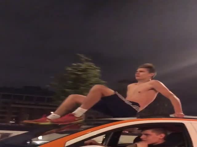 Неадекватный парень катается на крыше арендованной машины