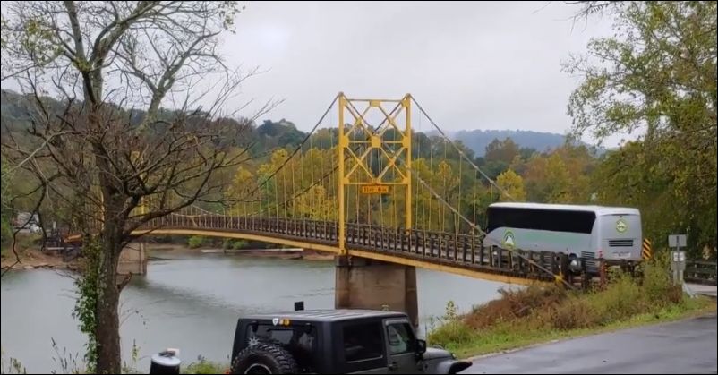 Мост пугающе прогибается под весом автобуса